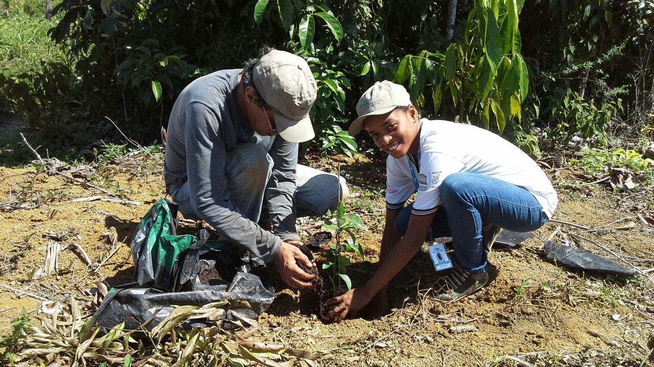 4_Jovem aluna  da CFAF e estagiária do projeto participando do plantio de citros na Unidade de aprendizagem em sua área produtiva familiar.jpg